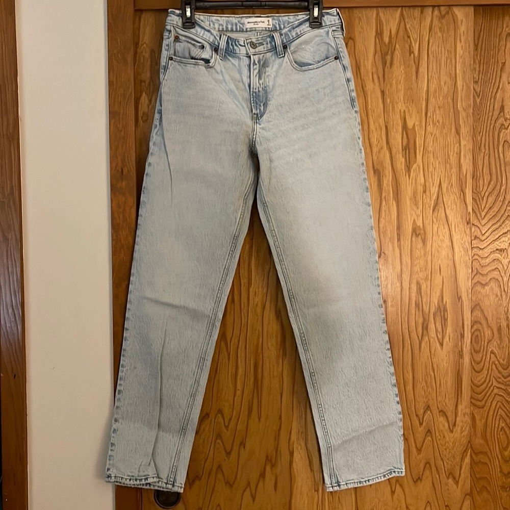 Abercrombie & Fitch light denim mid rise jeans. 29 long.